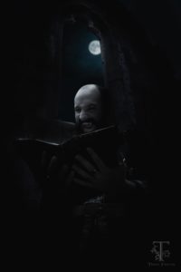 Le Vampire lit d'obscures manuscrits