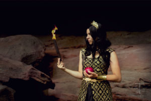 Perséphone regardant la Torche et la Grenade