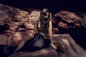 Perséphone assise devant la grotte
