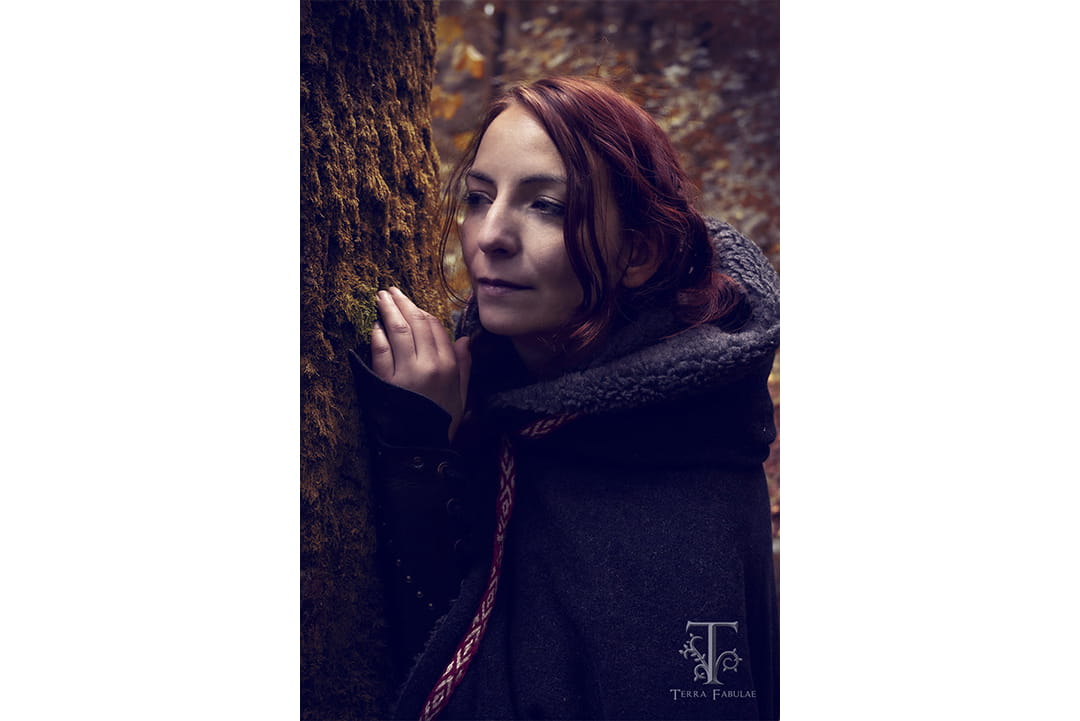 Ildri observe derrière un arbre_Carrousel