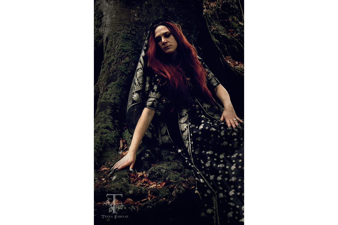Morgane pensive au pied d'un arbre__Carrousel