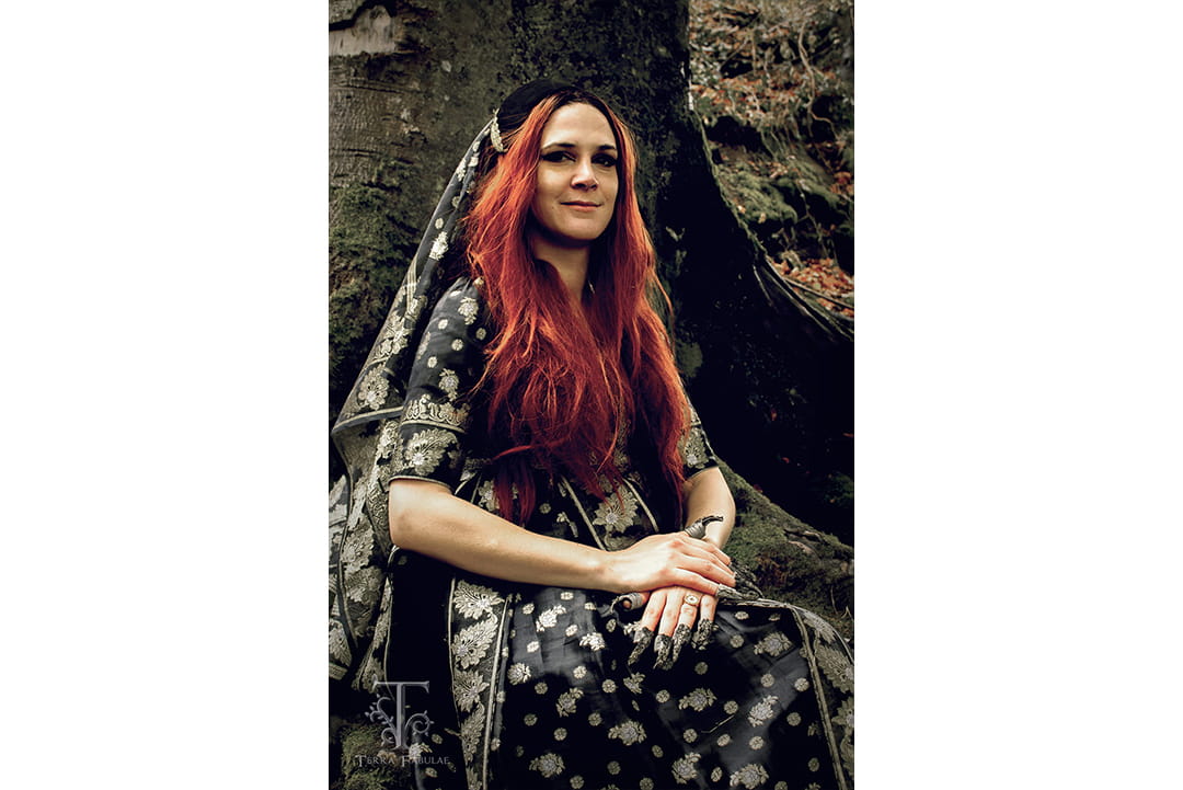 Morgane sourit au pied d'un arbre_Carrousel